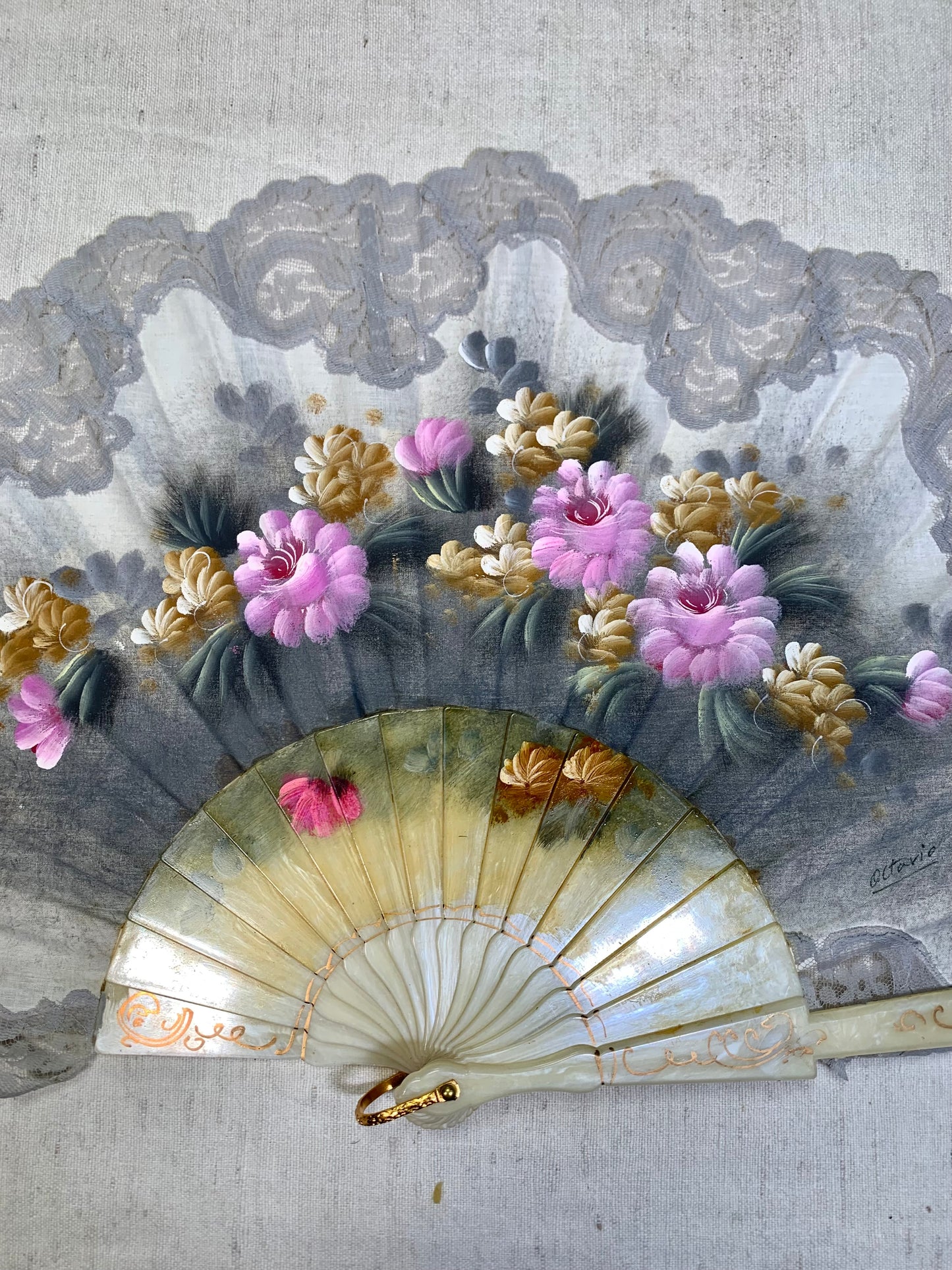 Pericón de pasta antiguo con encaje gris, color nácar y pintado a mano con motivos florales