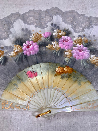 Pericón de pasta antiguo con encaje gris, color nácar y pintado a mano con motivos florales