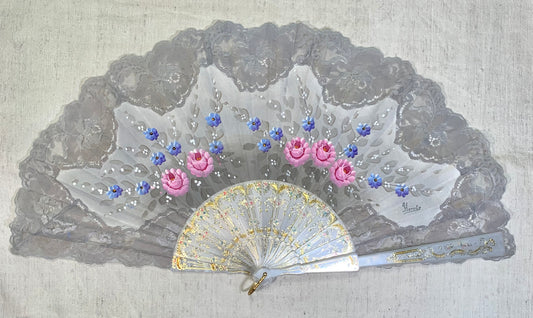 Pericón de pasta antiguo con encaje gris, color nácar y pintado a mano con motivos florales