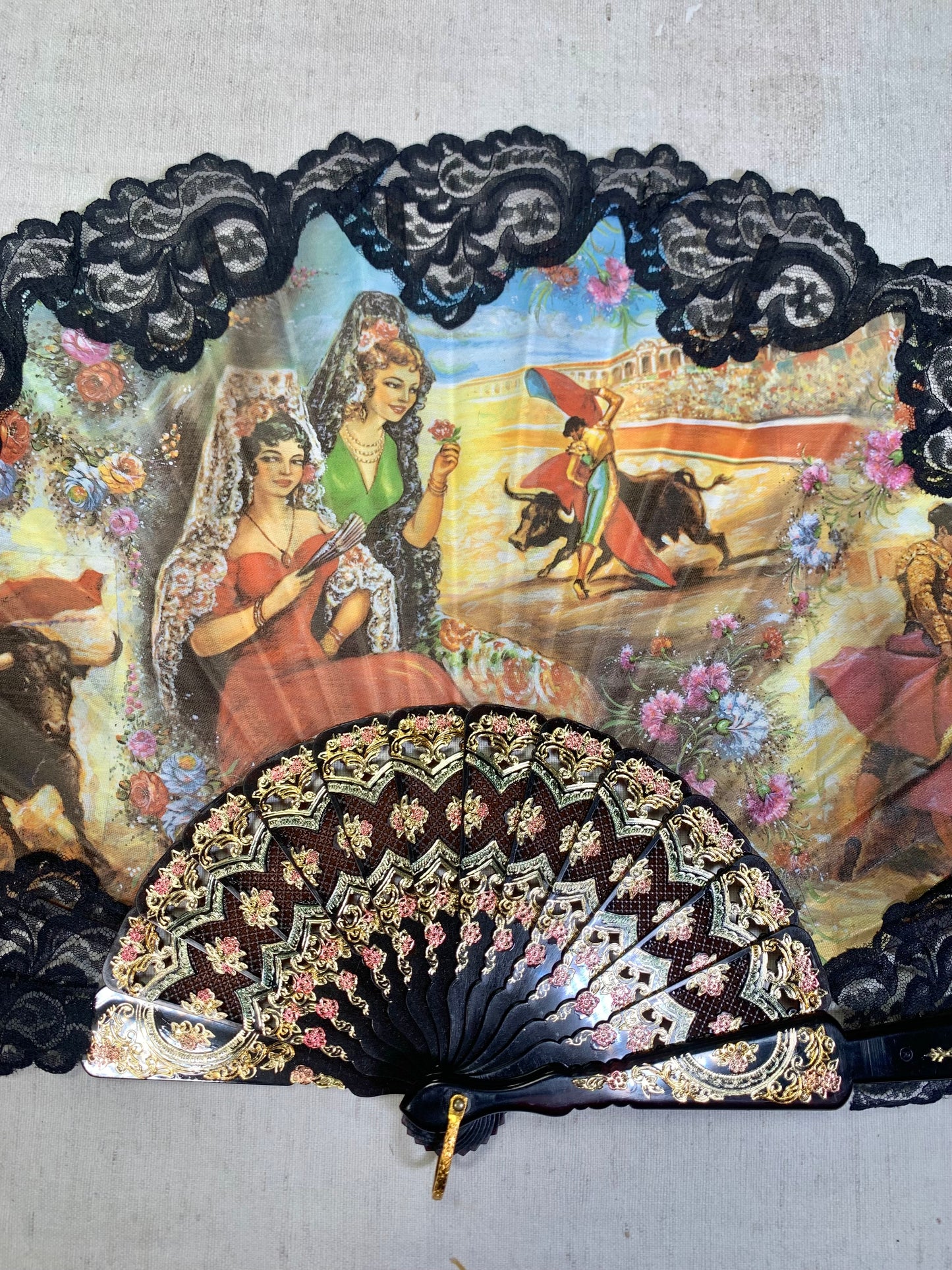 Pericón de pasta antiguo con encaje negro, color carey e imagen impresa con motivos taurinos