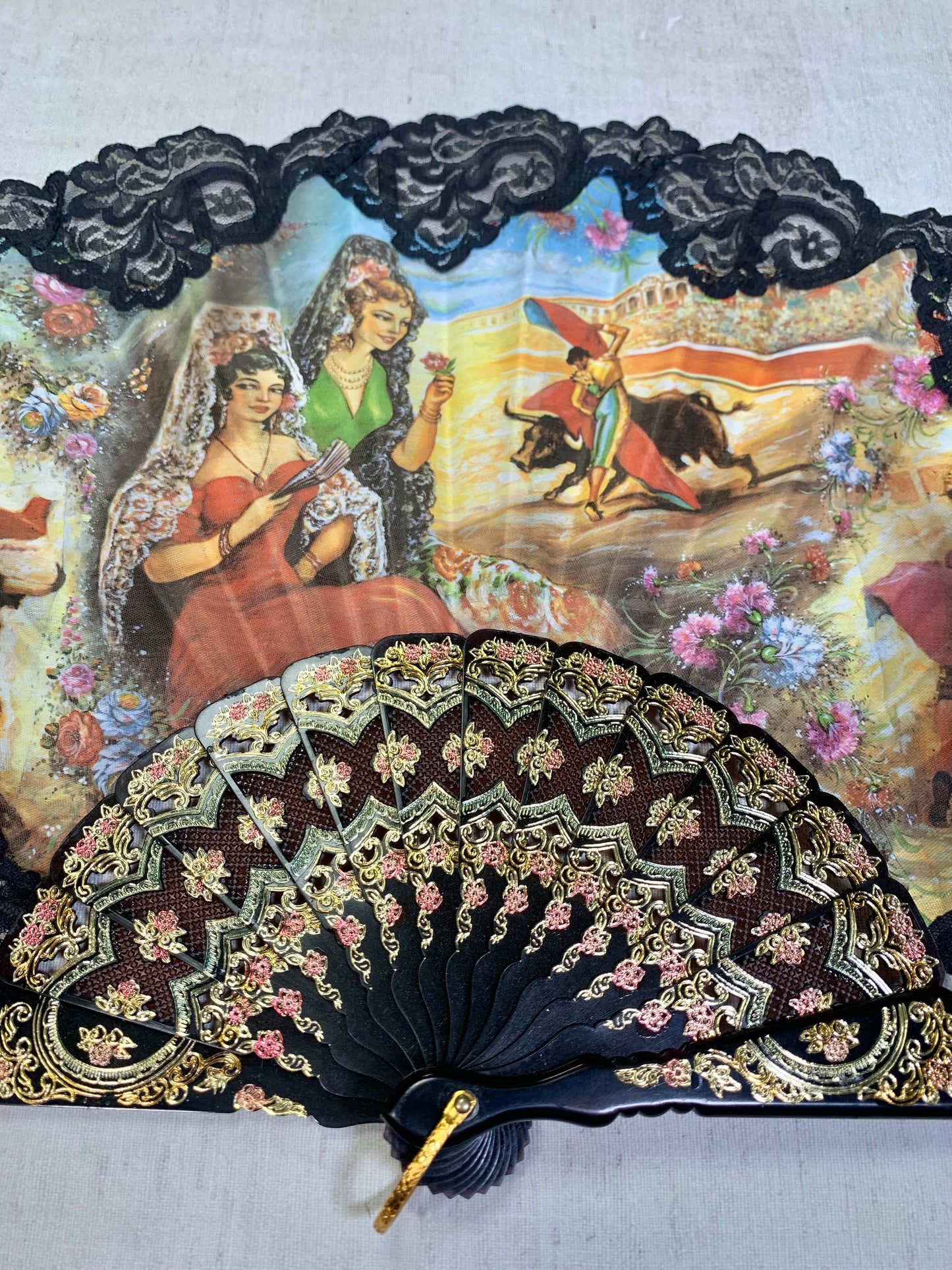 Pericón de pasta antiguo con encaje negro, color carey e imagen impresa con motivos taurinos