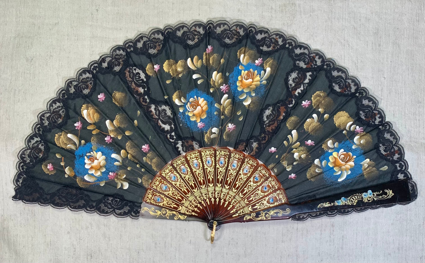 Pericón de pasta antiguo con encaje negro, color carey y pintado a mano con motivos florales