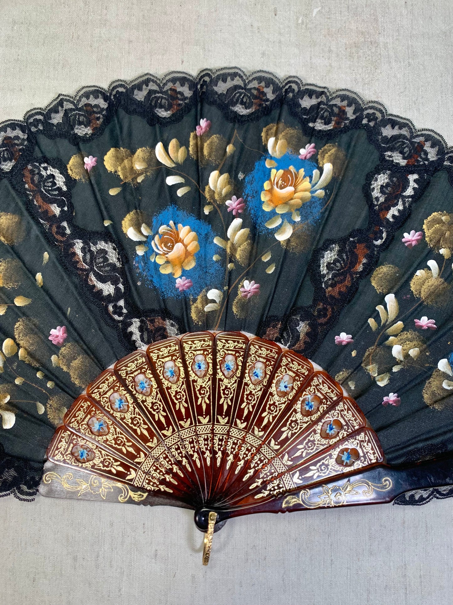 Pericón de pasta antiguo con encaje negro, color carey y pintado a mano con motivos florales