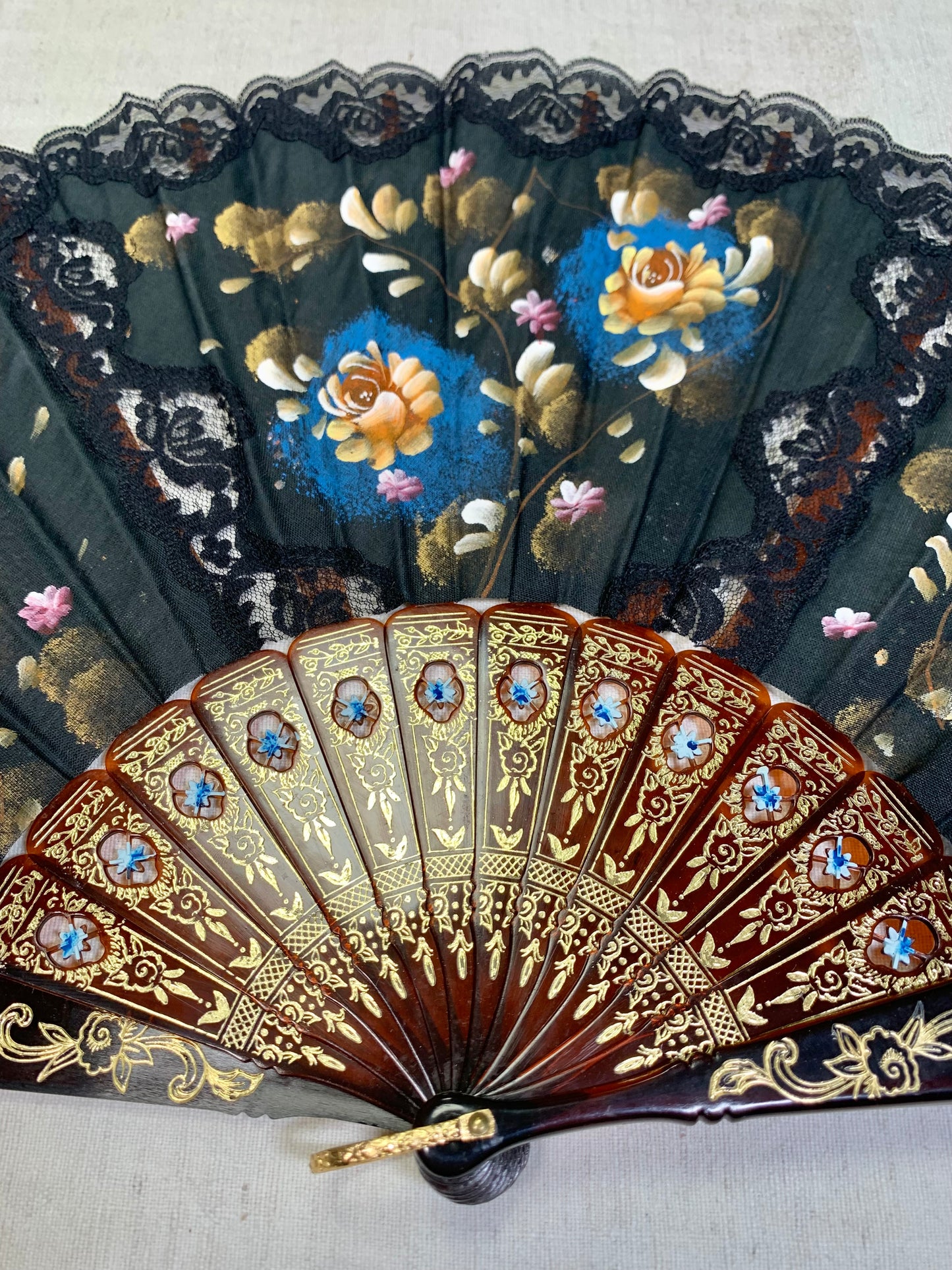 Pericón de pasta antiguo con encaje negro, color carey y pintado a mano con motivos florales