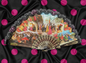 Pericón de pasta color carey y encaje negro impreso con escenas flamencas