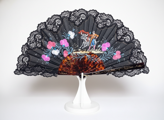 Pericón de pasta color carey y encaje negro pintado a mano con motivo taurino