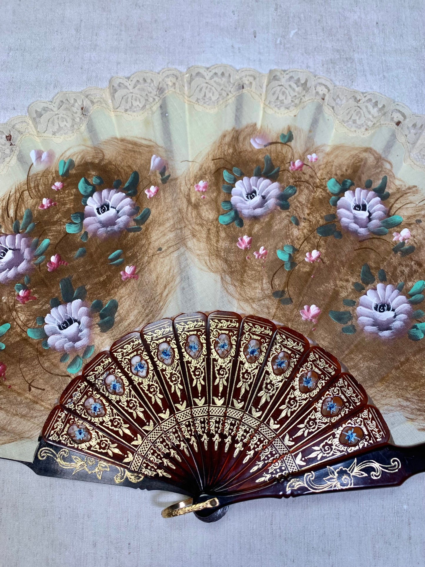 Pericón de pasta antiguo con encaje beige, color carey pintado a mano con motivos florales