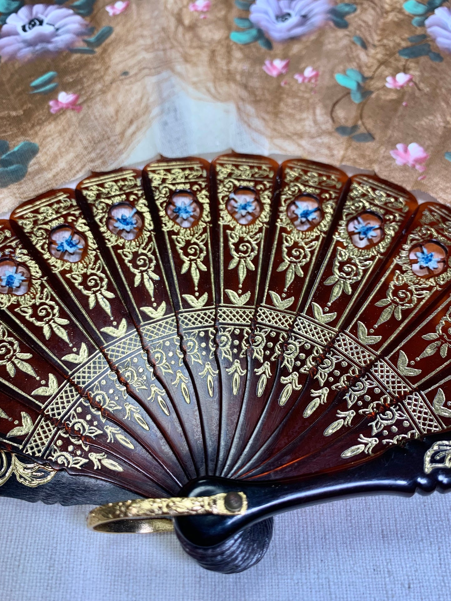 Pericón de pasta antiguo con encaje beige, color carey pintado a mano con motivos florales