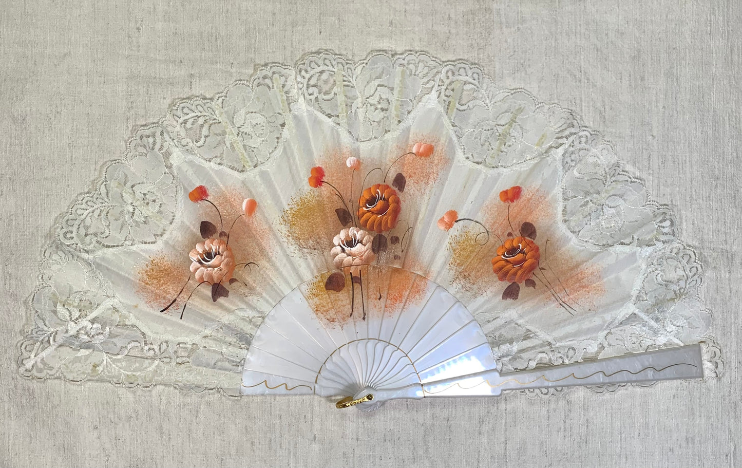 Pericón de pasta antiguo con encaje blanco, color nácar y pintado a mano con motivos florales