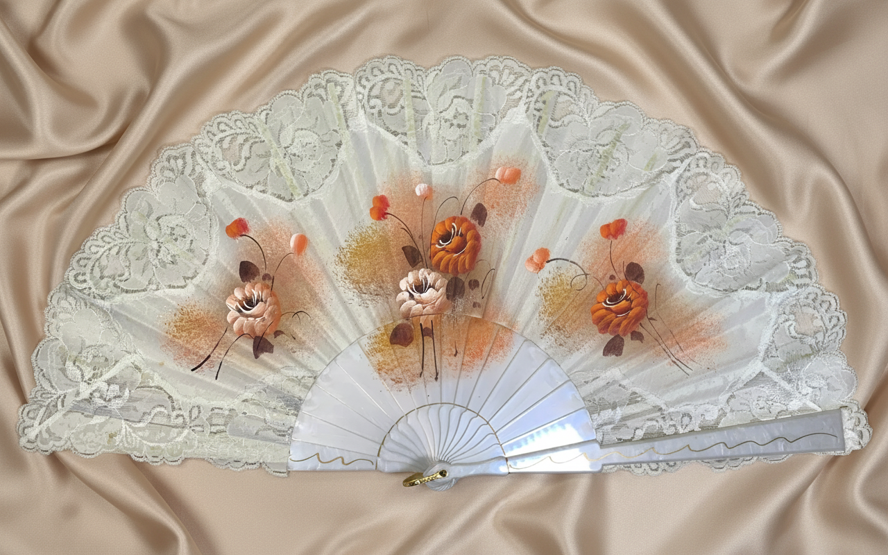 Pericón de pasta antiguo con encaje blanco, color nácar y pintado a mano con motivos florales