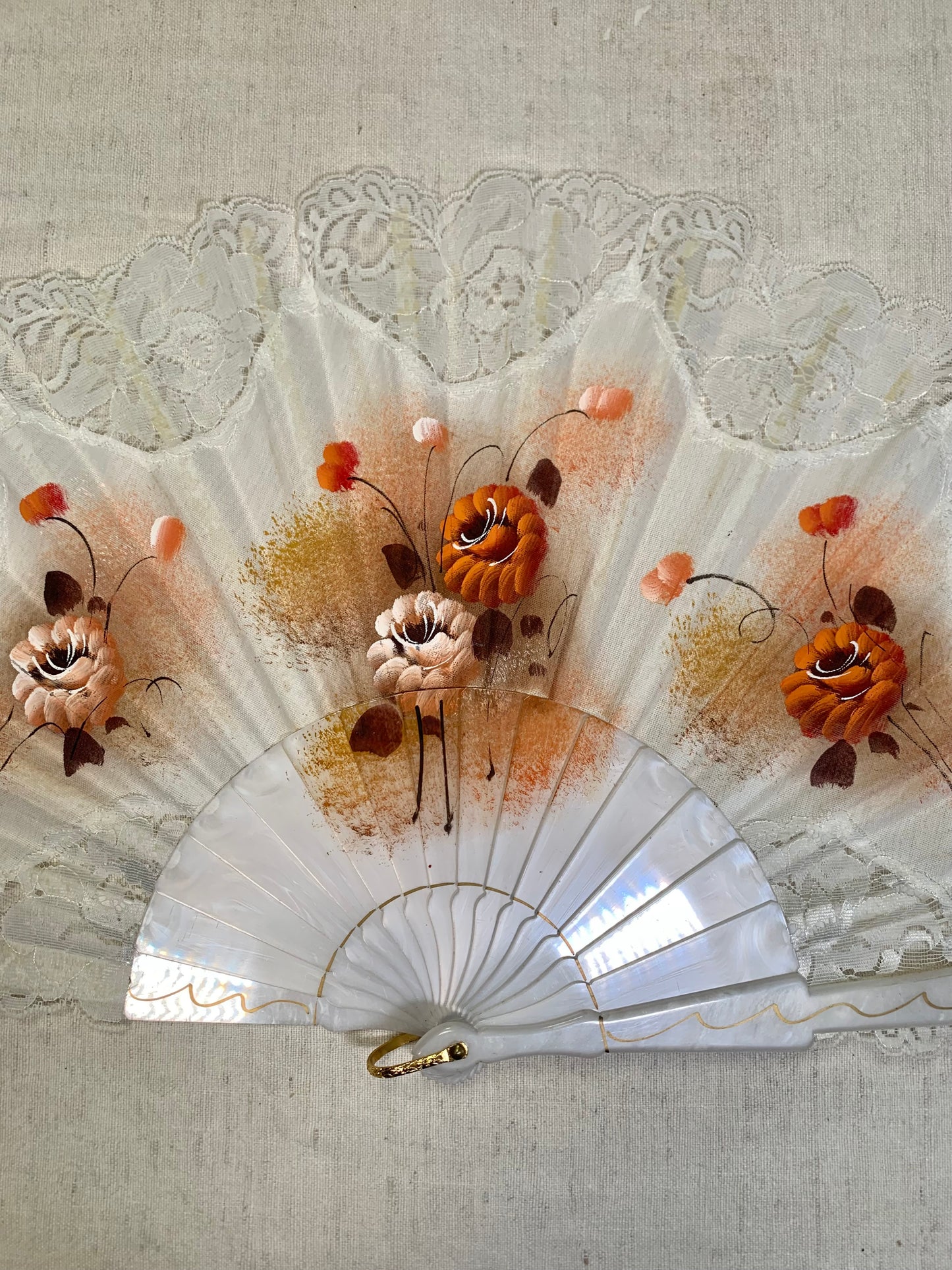 Pericón de pasta antiguo con encaje blanco, color nácar y pintado a mano con motivos florales