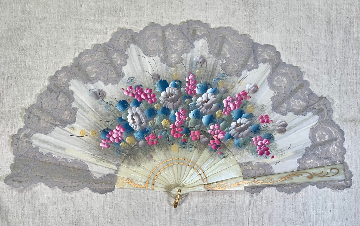Pericón de pasta antiguo con encaje gris, color nácar y pintado a mano con motivos florales