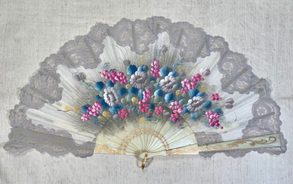 Pericón de pasta antiguo con encaje gris, color nácar y pintado a mano con motivos florales
