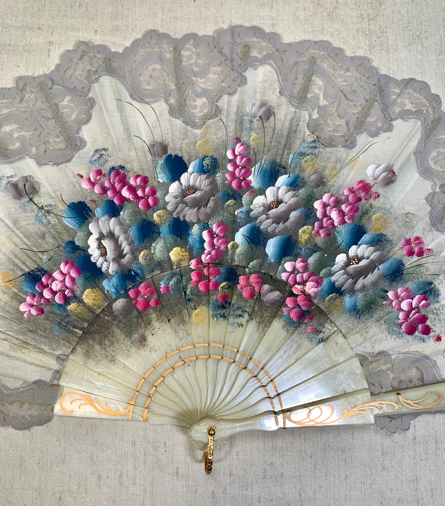 Pericón de pasta antiguo con encaje gris, color nácar y pintado a mano con motivos florales