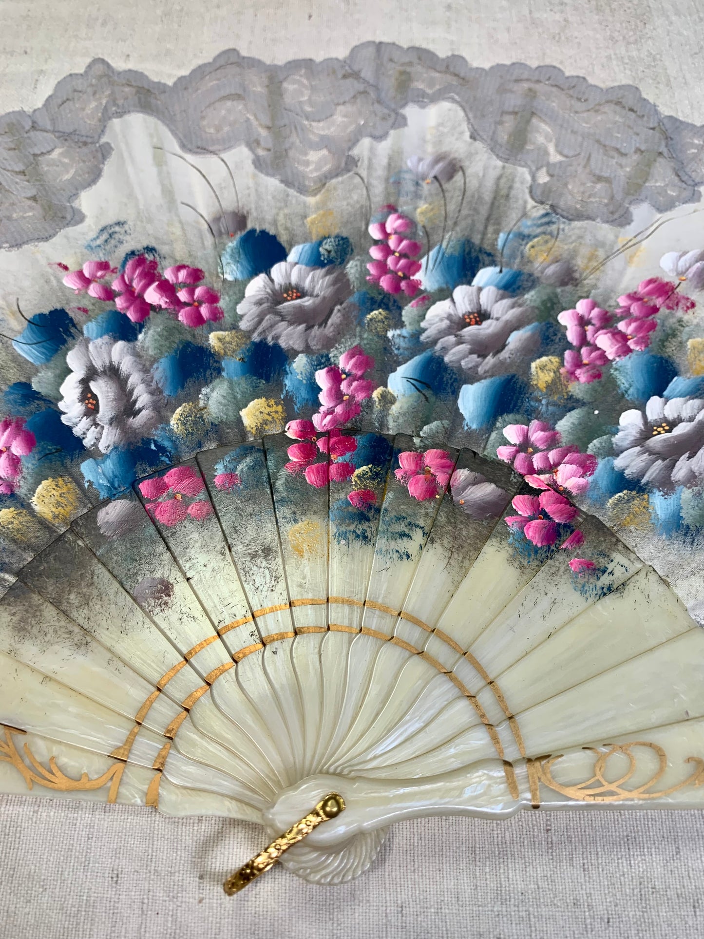 Pericón de pasta antiguo con encaje gris, color nácar y pintado a mano con motivos florales
