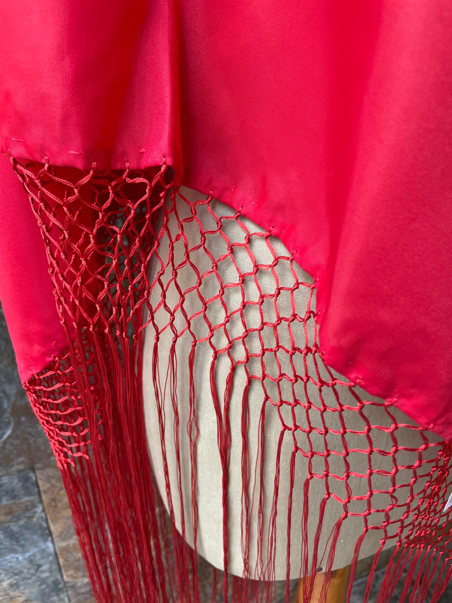 Pico liso con fleco en color rojo