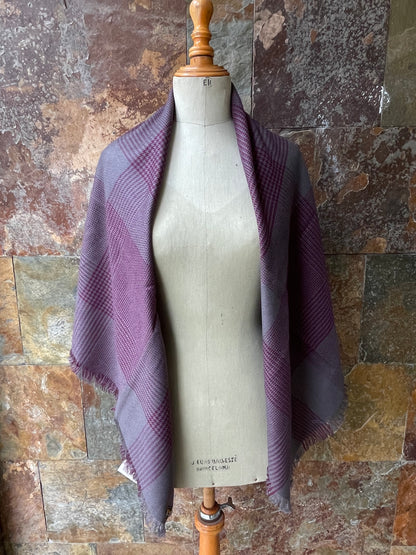 Manta en color gris y berenjena CONDESTABLE - Único en stock
