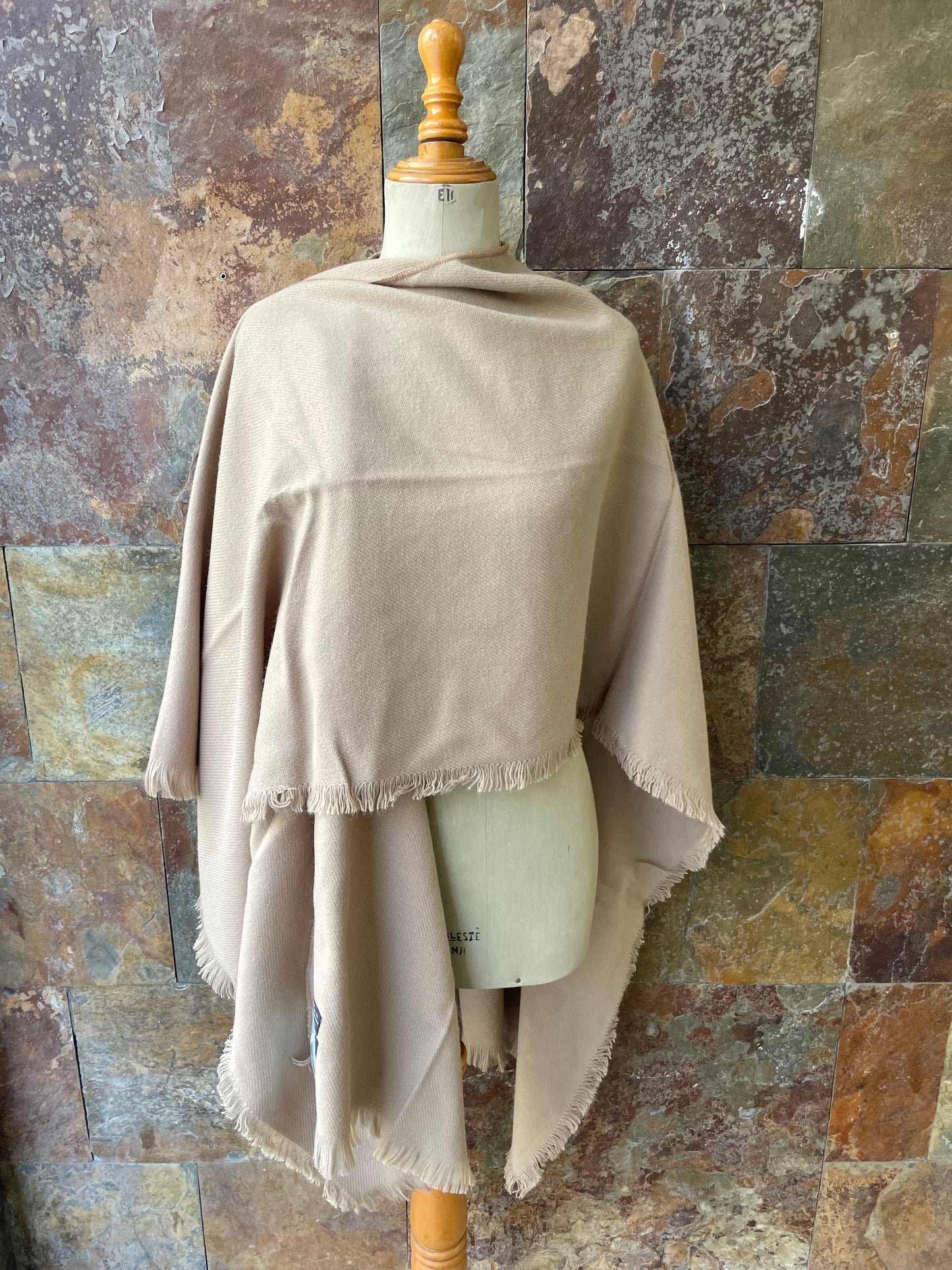 Poncho vintage italiano en color beige - Único en stock