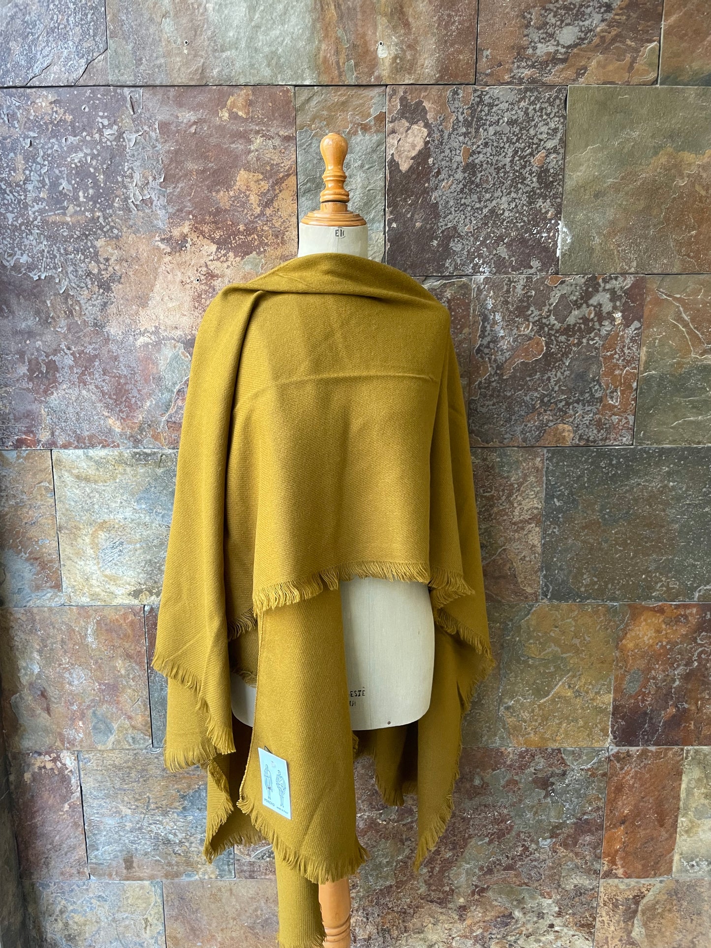 Poncho vintage italiano en color mostaza oscuro