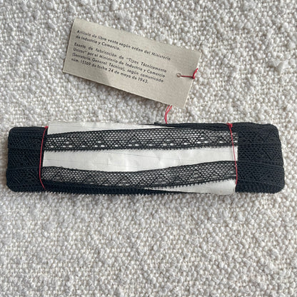 Puntilla antigua color negro año 1943