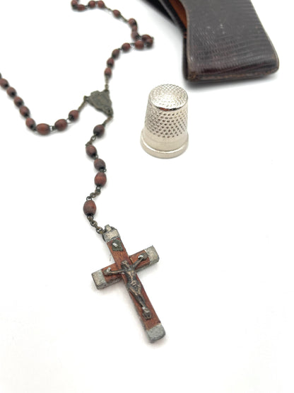 Rosario antiguo años 40 de madera con estuche de piel