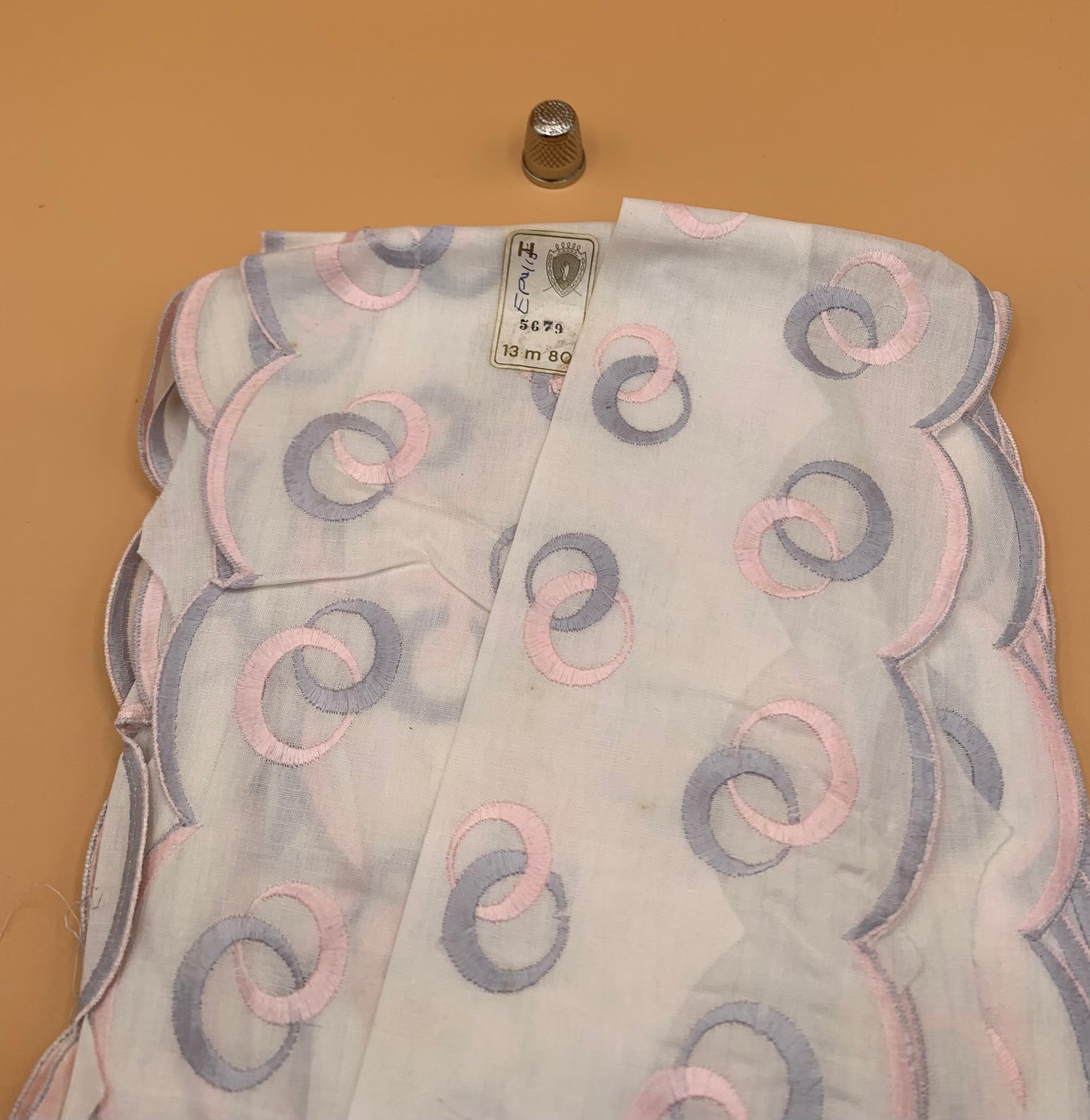 Tira bordada antigua extra ancha color blanco, rosa y azul - 12cm ancho