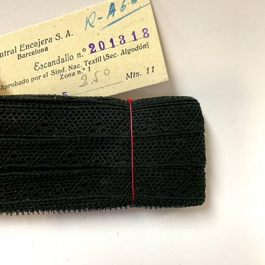Puntilla antigua color negro año 1943