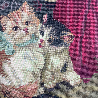 Petit point elaborado, bordado a mano gatitos