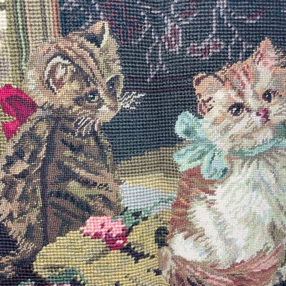 Petit point elaborado, bordado a mano gatitos